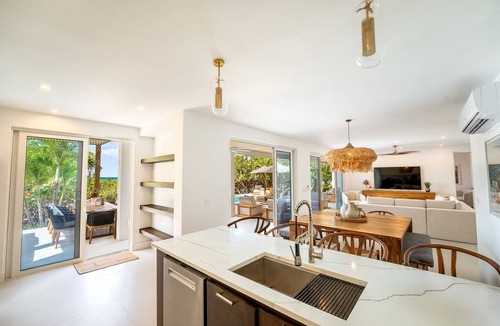 Middle Caicos House | Luxury Beachfront Villa w/Infinity Pool & Rooftop