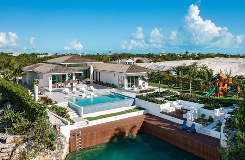 Leeward Settlement Villa | Luxury Villa - 4 Bedroom Waterfront Property
