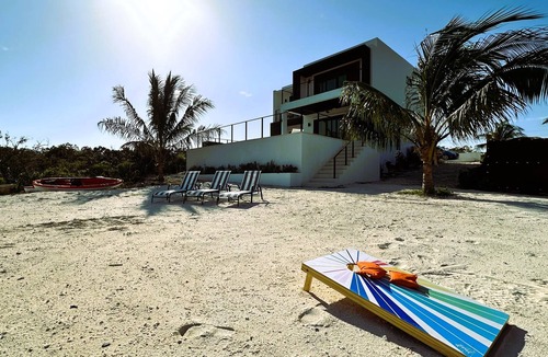 Venetian Road Settlement Villa | Márohu, 3BR Beach Oasis on Flamingo Lake