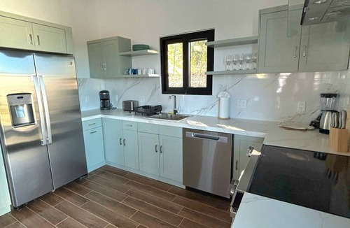 Juba Sound Villa | Minutes to Gracebay Beach, Modern 2 Bedrooms and 2 Bathrooms