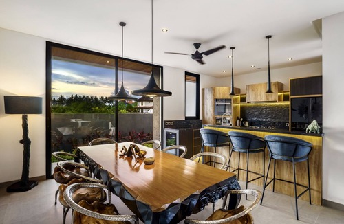 Peliatan Villa | Modern 3-bedroom villa with pool between rice paddies and jungle