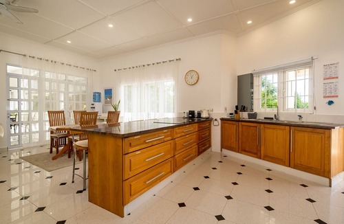 Beau Vallon Villa | Modern hillside coastal villa 850 metres to Beau Vallon beach