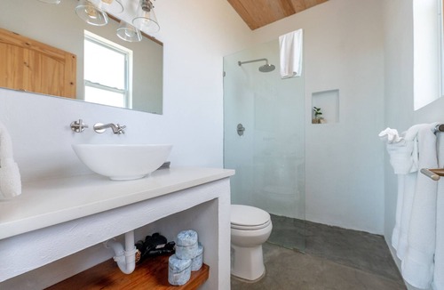 Long Bay Hills Apartment | Modern Studio with Great view, Pool, close to beach