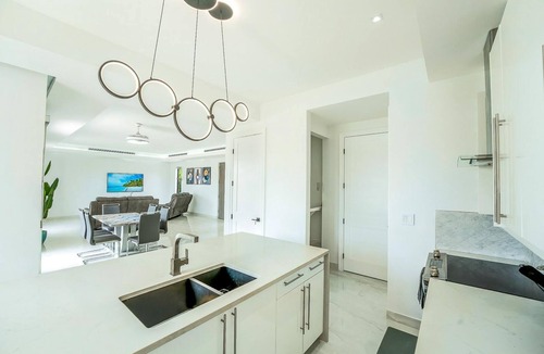 Discovery Bay Villa | NEW 2Bdrs Luxury Villa w/Pool by the Canal - Perfect for families or couples