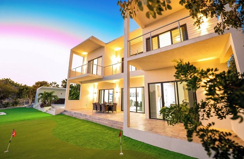 Discovery Bay Villa | NEW 2Bdrs Luxury Villa w/Pool by the Canal - Perfect for families or couples