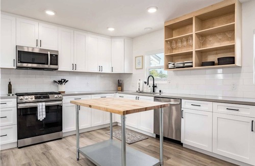 Eastside Santa Cruz House | New Midtown Farmhouse - Hot Tub, Patio, Gym