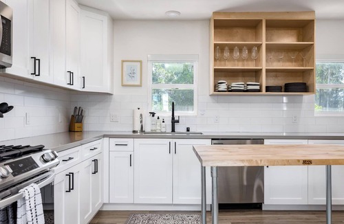 Eastside Santa Cruz House | New Midtown Farmhouse - Hot Tub, Patio, Gym
