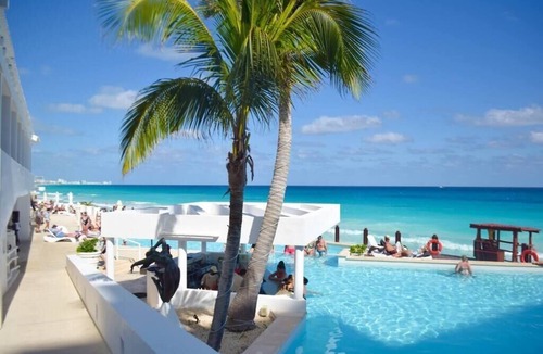 Zona Hotelera Apartment | New studio, stunning lagoon views, beach access