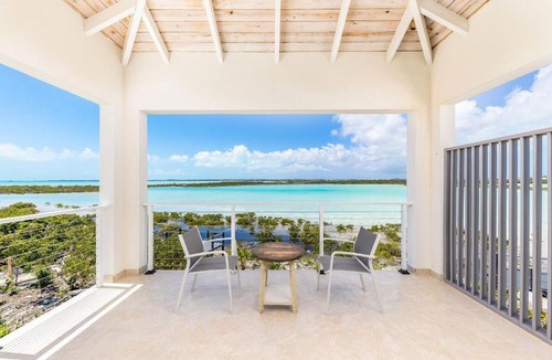 Discovery Bay Villa | NEW Tropical Waterfront Cooper Jack Bay Villas
