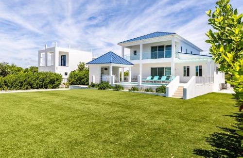 Discovery Bay Villa | New Unique Villa Blue Top! 4 Bedroom Waterfront