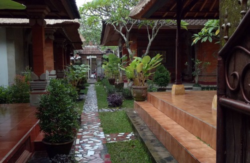 Peliatan House | Nyoman Warta Accomodation located in ubud area. Near by mongkey forest and