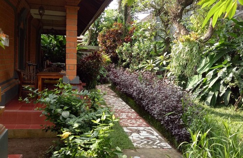 Peliatan House | Nyoman Warta Accomodation located in ubud area. Near by mongkey forest and