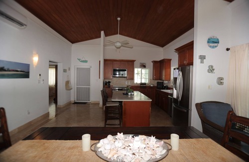 Cockburn Town Villa | Oceanfront Resort-Style Home3br, 2Ba - Private Pool & Island car included