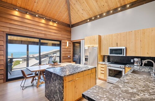 Watsonville House | Oceanfront Retreat at Pajaro Dunes. Beach Access, Hot Tub, BBQ, Pool Table.