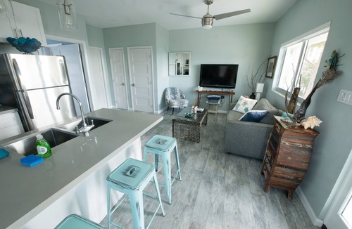 Cockburn Town Villa | OCEANFRONT - TURTLE SUITE AT DRIFT VILLA