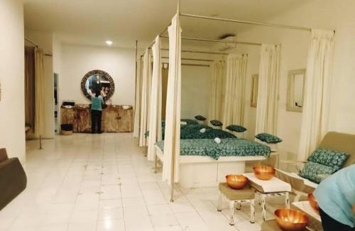 Downtown Kuta Hotel | Okie House ( Iin )