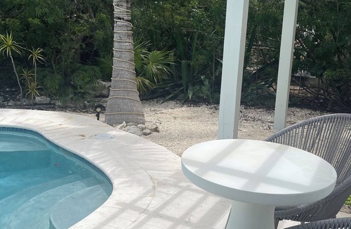 Discovery Bay Cottage | Palm Breeze Bay Cottage