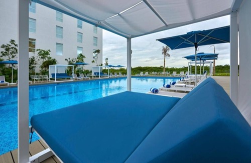 Benito Juarez Apartment | Perfect for Groups: 2-Room Stay Near Airport + Pool, Free Shuttle & Breakfast