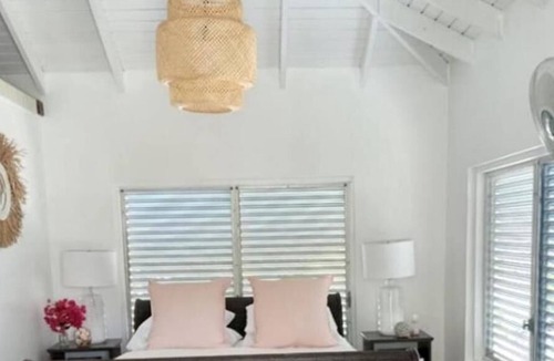 Long Bay Hills Cottage | Pineapple Cottage - Caribbean Romantic vibes