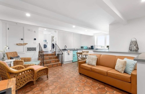 Capitola Apartment | Pink Venetian (Lower Unit)