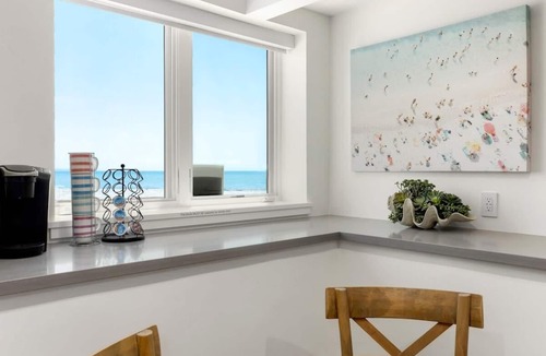 Capitola Apartment | Pink Venetian (Lower Unit)