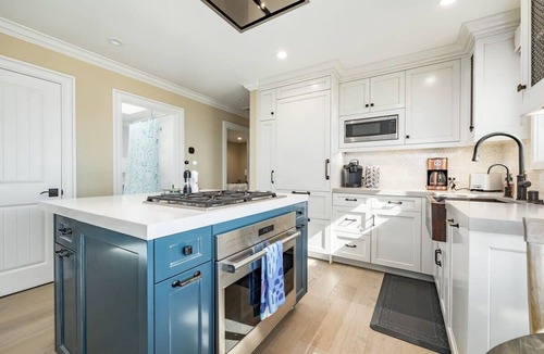 Capitola Apartment | Pink Venetian (Upper Unit)