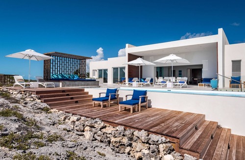 Juba Sound Villa | Private Luxury Oceanfront Villa-Steps from the Sea, Glass pool-Chef & Butler!