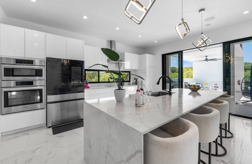 Long Bay Hills Villa | Private Villa Stay with Pool, BBQ and Beach Nearby
