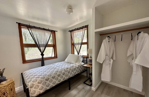 Watsonville Cottage | Redwoods Mountain Cottage wKing Bed
