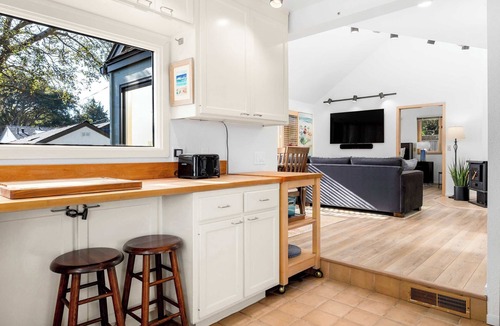 Eastside Santa Cruz House | Relaxing Getaway Overlooking Schwan Lagoon