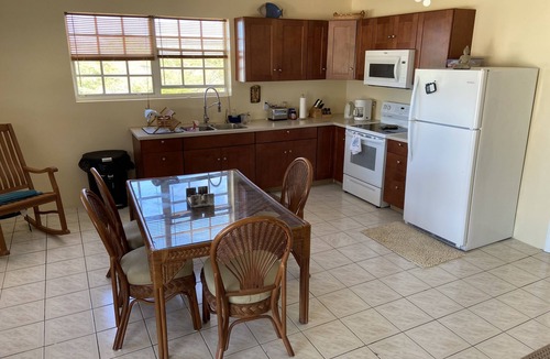North District House | Rent the entire updated house- walk to dive shop, beach! Bright and breezy!