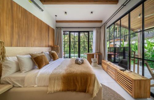 Kutuh Kaja Villa | Romantic Verona Villa Poolside Comfort - Modern Luxury