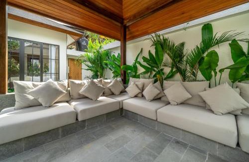 Kutuh Kaja Villa | Romantic Verona Villa Poolside Comfort - Modern Luxury
