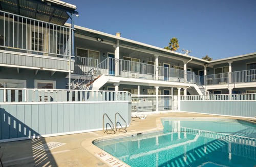 Beach Hill - Beach Flats Hotel | Salt Air Lodge