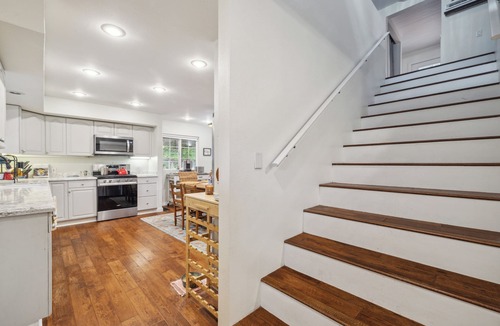 Brookdale House | Spacious 4-bedroom house in lovely Brookdale with fitness room, WiFi