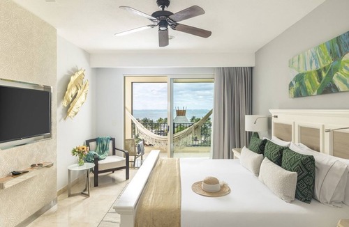 Punta Sam Resort | Spacious & Luxurious Beachfront 1 BDR Suite (1150 sq-ft) *SLEEPS 4*