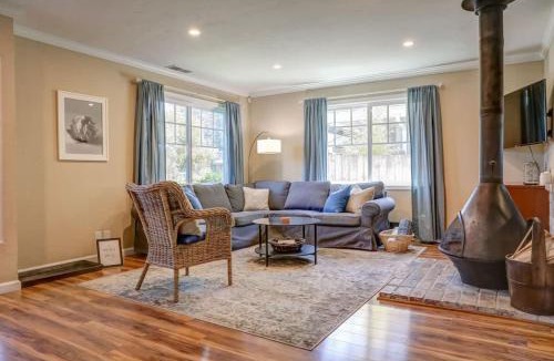 Aptos House | Spruce Beach Cottage - Walk to beach