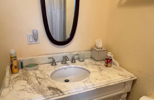 Venetian Road Settlement Apartment | Steps Away from Adventure -2bedroom & 1 Bath