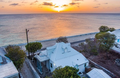 Cockburn Town House | Stunning Oceanview House with beautiful sunsets! 5 mins to the beach