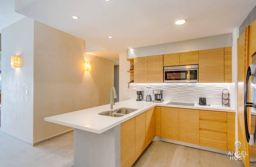 Downtown Apartment | Stunning Rooftop Pool, Ocean Views, Steps to Sand