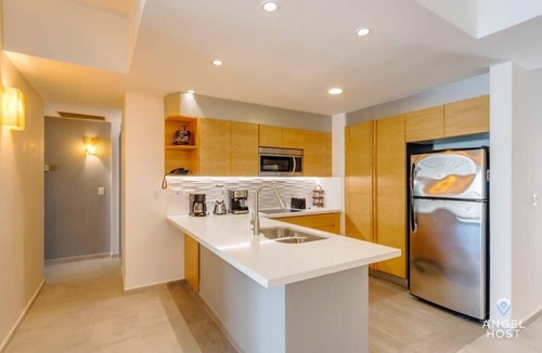 Downtown Apartment | Stunning Rooftop Pool, Ocean Views, Steps to Sand