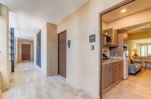 Centro Condo | Stylish Stay | Gym | Pools | Close to Beach & 5th