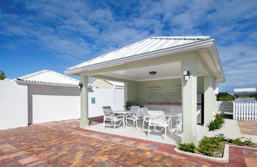 Cockburn Town House | The Ridge: 2 BDR Villa