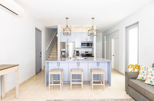 Discovery Bay Villa | Tropical Waterfront Cooper Jack Bay Villa