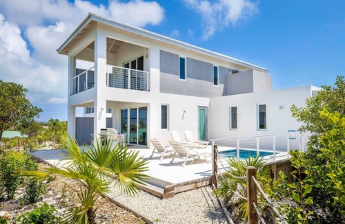 Discovery Bay Villa | Tropical Waterfront Cooper Jack Bay Villa