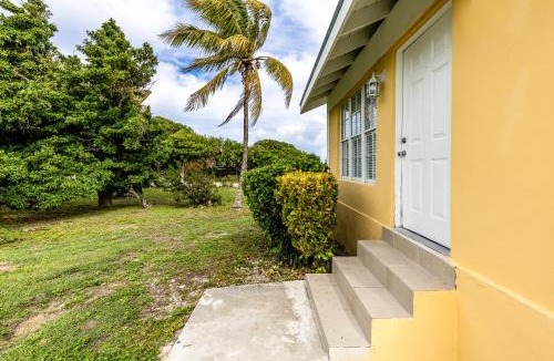Bottle Creek Apartment | Tropical Bottle Creek Stay & Onsite Parking