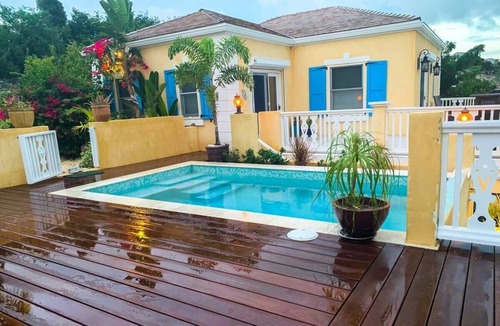 Ocean Point Ski Chalet | Tropical Chalk Sound Cottage with Pool and Kayak!