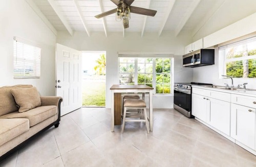 Bottle Creek Apartment | Tropical Vibes - Twin Apartments Walk to the Beach