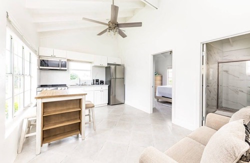 Bottle Creek Apartment | Tropical Vibes - Twin Apartments Walk to the Beach