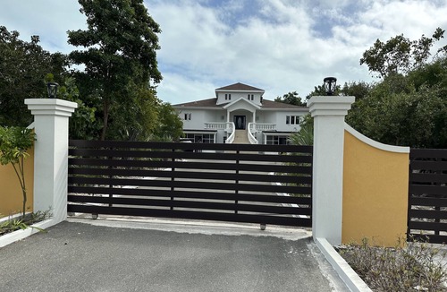 Leeward Settlement Villa | Two Bedrooms En-suite Bathrooms just 2mins away from Grace Bay Beach Newly Renov